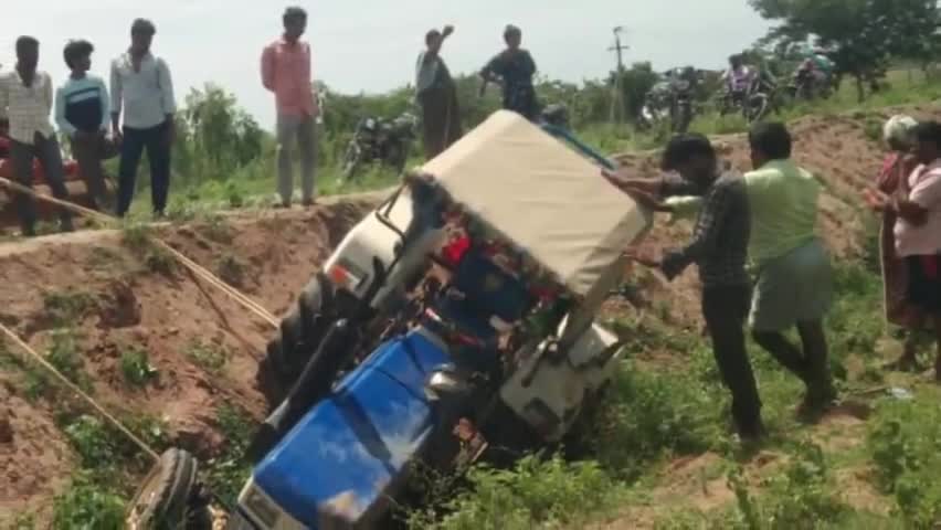 గార్ల: గార్ల మండల పరిధిలో బ్రేకులు ఫెయిలై బోల్తా పడిన ట్రాక్టర్