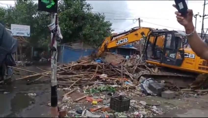 পাঁচলা: রানিহাটি এলাকার বেআইনি দোকান ভাঙা হল ন্যাশনাল হাইওয়ে অথরিটি ও সাঁকরাইল থানার পক্ষ থেকে