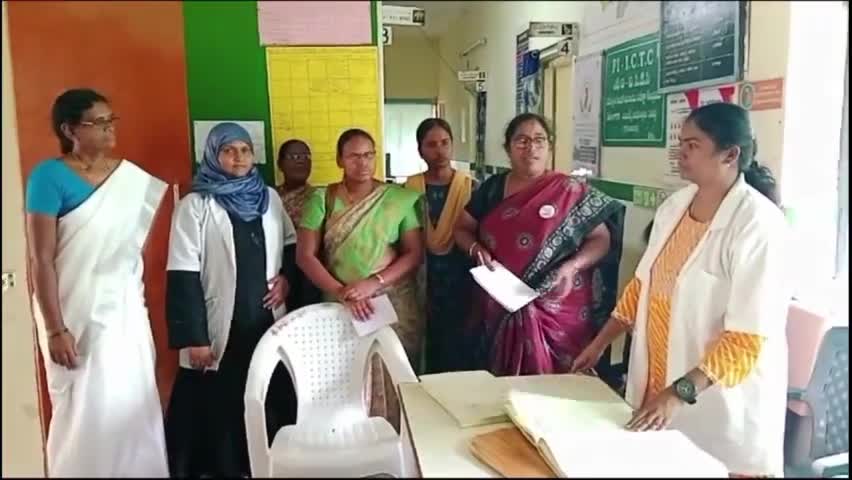తిప్పర్తి: ప్రాథమిక ఆరోగ్య కేంద్రాన్ని సందర్శించి సమస్యలు అడిగి తెలుసుకున్న ఐద్వా జిల్లా ప్రధాన కార్యదర్శి పాలడుగు ప్రభావతి.