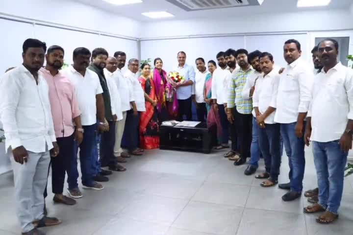 ఉప్పల్: జిహెచ్ఎంసి కమిషనర్ ఆమ్రపాలి మర్యాదపూర్వక కలిసిన ఉప్పల్ ఎమ్మెల్యే లక్ష్మారెడ్డి