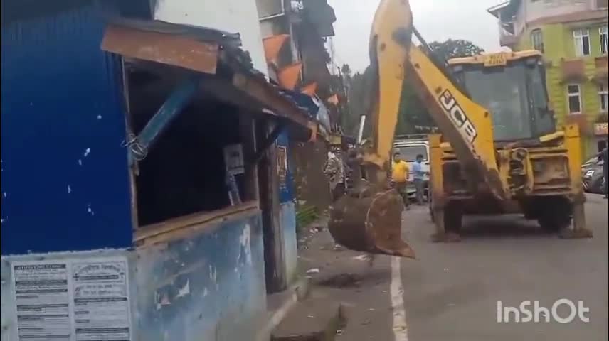 মিরিক: মিরিকের কৃষ্ণনগর এলাকায় অবৈধ নির্মাণের বিরুদ্ধে অভিযান মিরিক পৌরসভা, ভাঙা হল একাধিক অবৈধ নির্মাণ
