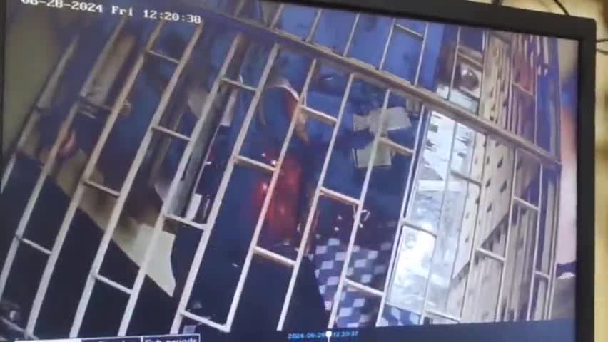 বজবজ ১: বজবজে গতকাল দিনে দুপুরে সোনার দোকানে আগ্নেয়াস্ত্র দেখিয়ে ডাকাতির অভিযোগ ওঠে সামনে এলো সিসিটিভি ফুটেছে