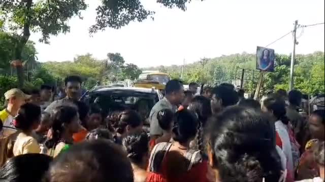 খড়িবাড়ি: নিখোঁজ খড়িবাড়ি পঞ্চায়েত সমিতির সদস্যা সুষনা মার্ডি,খড়িবাড়ির পানিট্যাঙ্কি সংলগ্ন ধাকরু মোড়ে পথ অবরোধ করে বিক্ষোভ
