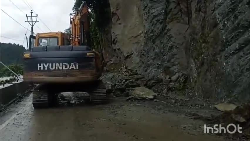 কার্শিয়ং: রাতভর ভারী বৃষ্টিপাতের ফলে ১০ নম্বর জাতীয় সড়কের বিভিন্ন জায়গায় ধসের ফলে বন্ধ যানচলাচল