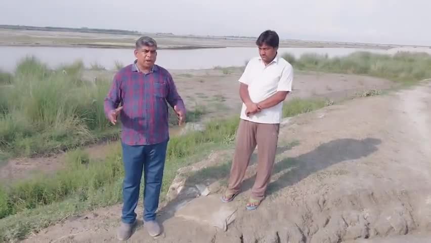 #गंजडुंडवारा:  गंजडुंडवारा ब्लॉक के गांव कादरगंज पर सिंचाई विभाग ने रेत से भरकर बोरियों की ठोकरें बनाई हैं। इन्हीं ठोकरों के पास सिंचाई विभाग का कच्चा बांध पहली बरसात में कटने लगा है और मिट्टी कटकर गंगा जी में बह रही है।