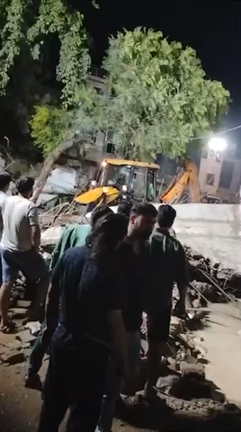 #Mathura में गंगाजल परियोजना से बनी पानी की टंकी धराशाई

#मथुरा #यूपी #न्यूज़ #प्रेस #राजनीति #waterTank #गंगाजल #परियोजना #पानी_की _टंकी #फटी #breaking #वृंदावन