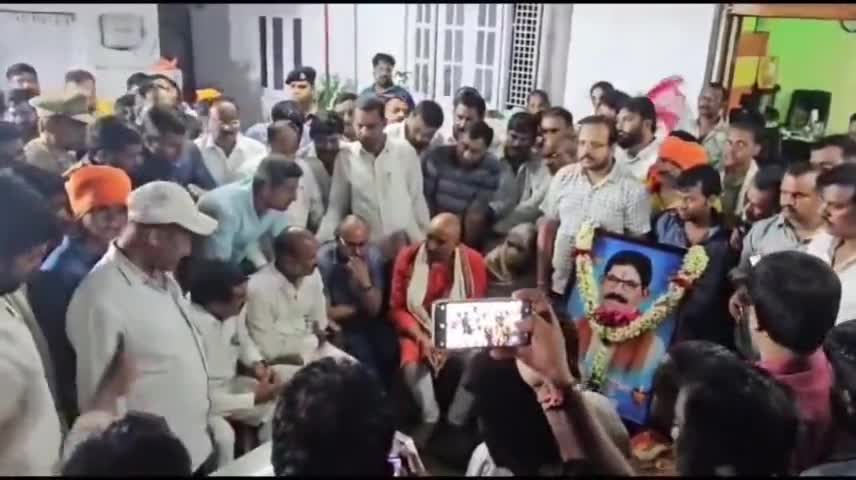 ఉట్నూర్: పట్టణంలో మాజీ ఎంపీ రమేష్ రాథోడ్ భౌతికకాయాన్ని సందర్శించి నివాళులర్పించిన కేంద్రమంత్రి బండి సంజయ్