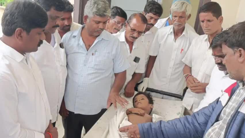 రామన్న‌పేట: మునిపంపుల గ్రామం లో ప్రమాద వశాత్తు ట్రాక్టర్ నుండి పడి బాలుడు మృత్తి,నివాళులర్పించిన ఎంఎల్ఏ వేముల వీరేశం