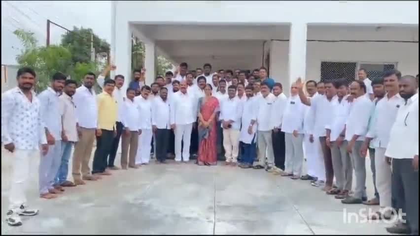 బాలాపూర్: బడంగ్ పేట్ లో ఎమ్మెల్యే సబితా ఇంద్రారెడ్డి ని కలిసిన చేవెళ్ల బీఆరెఎస్ నేతలు... ఎమ్మెల్యే యాదయ్య పార్టీ మారడం పై ఆగ్రహం