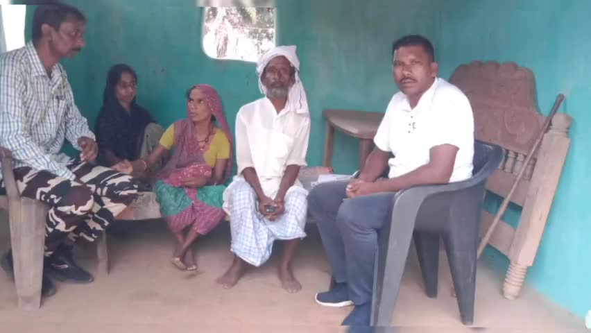 शिकारीपाङा के बरमसिया पंचायत सह ग्राम वन टोला के जीभ कैंसर पीड़िता फुरकी बीवी ने मदद के लिए लगायी गुहार।