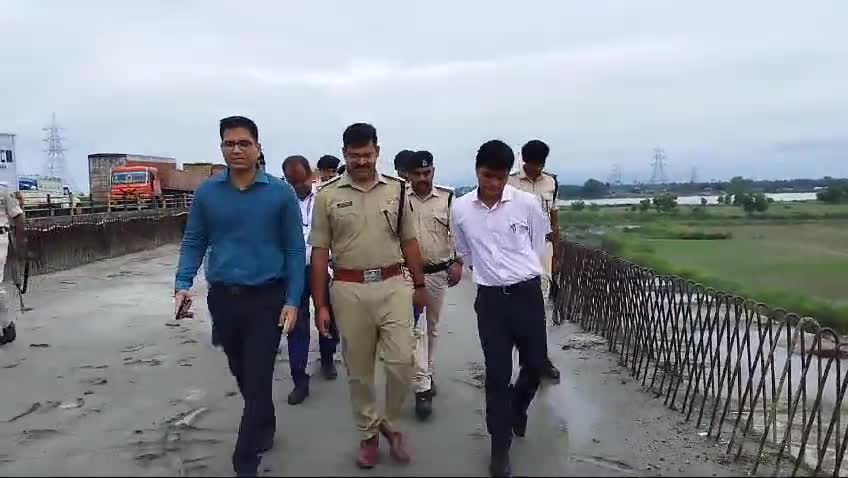 #पूर्वी चम्पारण के डीएम -एसपी व अन्य अधिकारीयों ने किया डुमरियाघाट,, बूढी गंडक नदी पुल का निरिक्षण