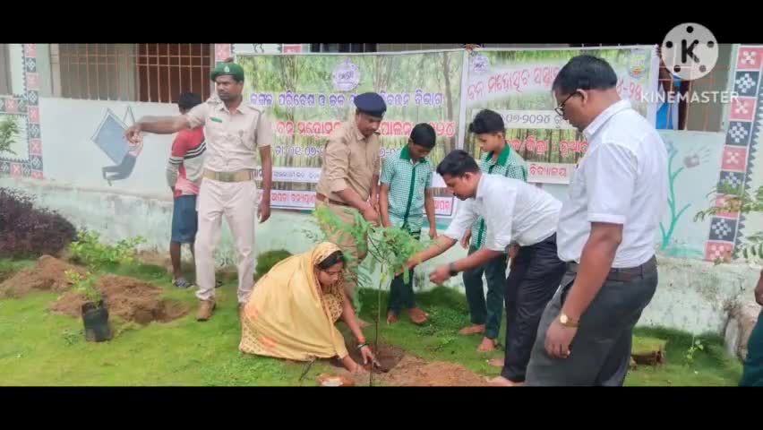 କୋମନା: ଭାରୁଆ ମୁଣ୍ଡା ଉଚ୍ଚ ବିଦ୍ୟାଳୟ ପରିସରରେ ୭୫ତମ ବନ ମହୋତ୍ସବ ପାଳିତ ଯୋଗଦେଲେ ସ୍ଥାନୀୟ ସରପଞ୍ଚ ଓ ନୂଆପଡ଼ା ରେଞ୍ଜର।