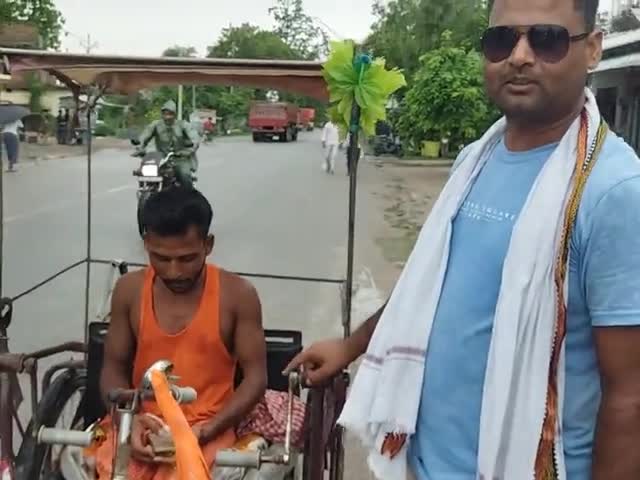 अयोध्या से दर्शन करके जा रहे है।दिब्यांग अपने तिनपहिया साइकल से