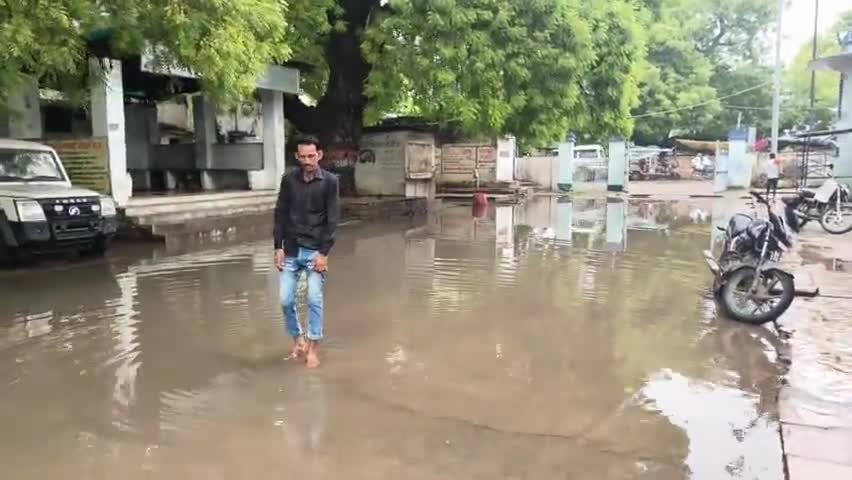 जौरा: जौरा में हुई लगातार 8 घंटे बारिश की कारण हॉस्पिटल हुआ जलमग्न प्रसूता महिलाएं एवं मरीज हुए परेशान
#जौरा #joura