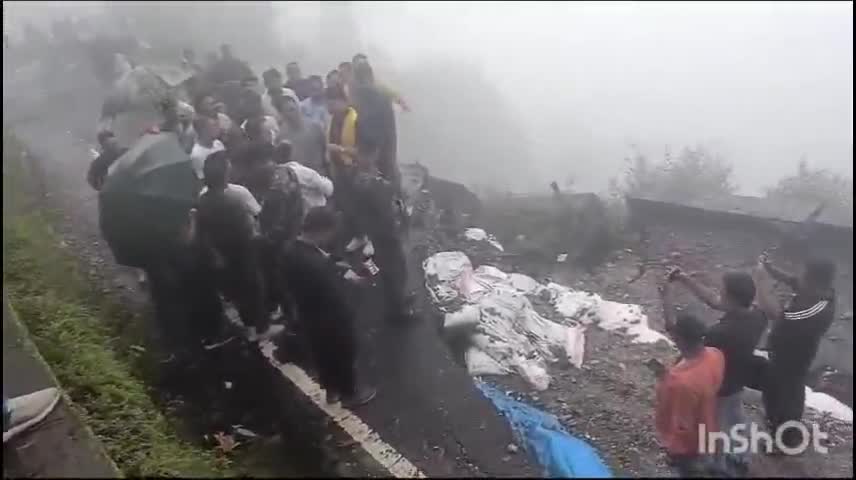 কার্শিয়ং: পাগলাঝোরা এলাকায় ক্ষতিগ্রস্ত NH110 পরিদর্শনে সাংসদ রাজু বিস্তা