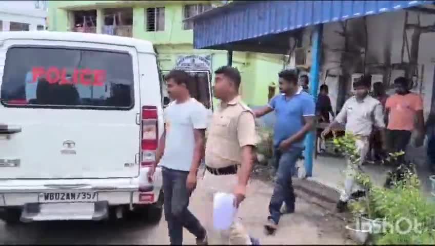 ধনিয়াখালি: দুর্গাপুর এক্সপ্রেসওয়ে থেকে বেআইনিভাবে বালি পাচারের অভিযোগে পাঁচটি ডাম্পার ও লরি চালককে গ্রেফতার করে আদালতে পাঠাল পুলিশ