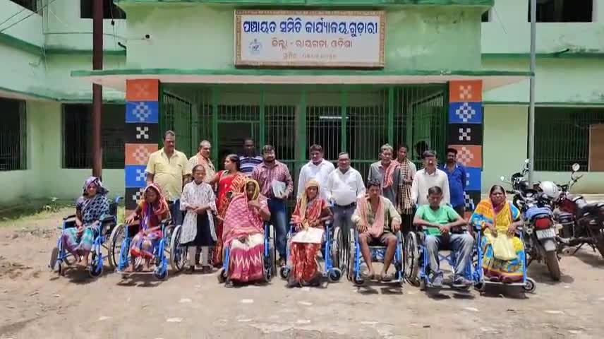 ଗୁଣୁପୁର: ଗୁଡାରି ବ୍ଲକ କର୍ଯ୍ୟାଳୟ ପରିସରରେ ବ୍ଲକର ୧୦ ଜଣ ଦିବ୍ୟାଙ୍ଗଙ୍କୁ ଟ୍ରାଇ ସାଇକେଲ ପ୍ରଦାନ  ଯୋଗଦେଲେ ଅଧକ୍ଷା