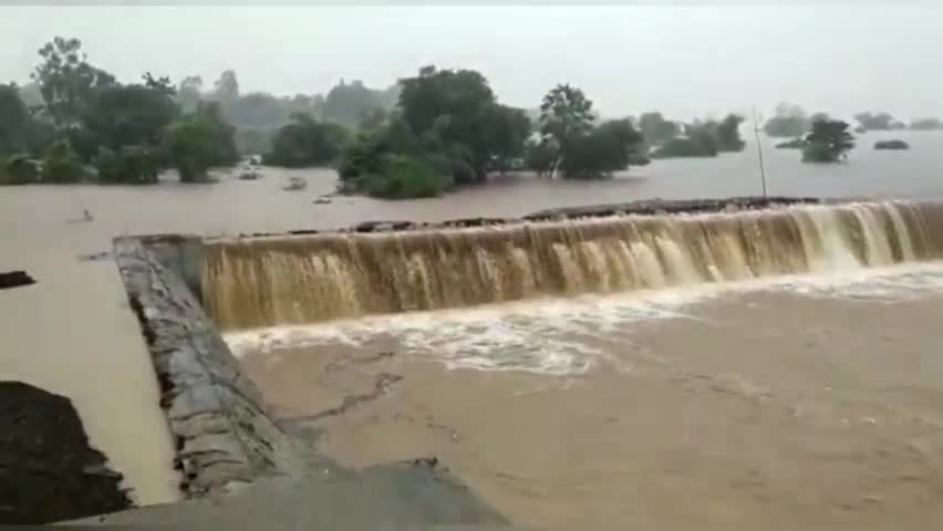 आजरा: आंबेओहळ धरणामध्ये प्रकल्पग्रस्तांचे नुकसान भरपाई च्या मागणीसाठी जलसमाधी आंदोलन.