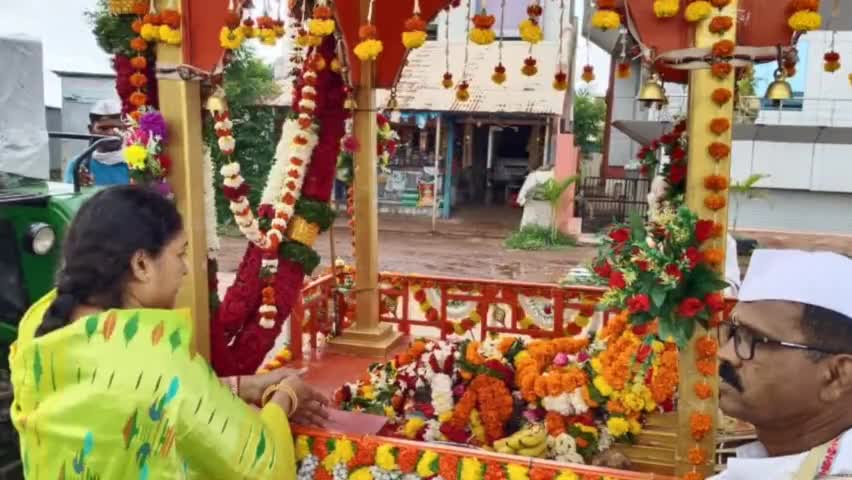 खटाव: पुसेगावमध्ये श्री केदारेश्वर पंचक्रोशी दिंडीचे भाजप नेत्या डॉ. प्रिया शिंदे यांनी केले स्वागत