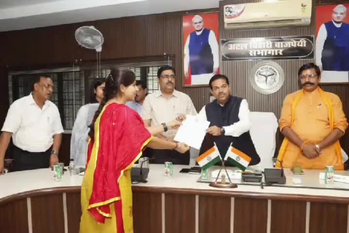 सहसवान: अटल बिहारी वाजपेयी सभागार में केंद्रीय राज्य#मंत्री बीएल वर्मा ने नवचयनित 118 लेखपालों को नियुक्ति पत्र दिए