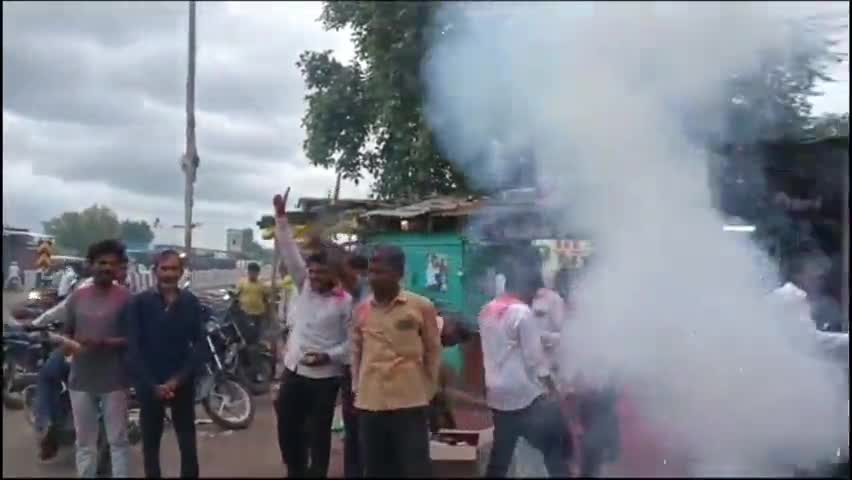 सोनपेठ: सोनपेठ येथे राजेश विटेकर यांचा विधान परिषद निवडणुकीत विजय झाल्याबद्दल समर्थकांनी केला जल्लोष