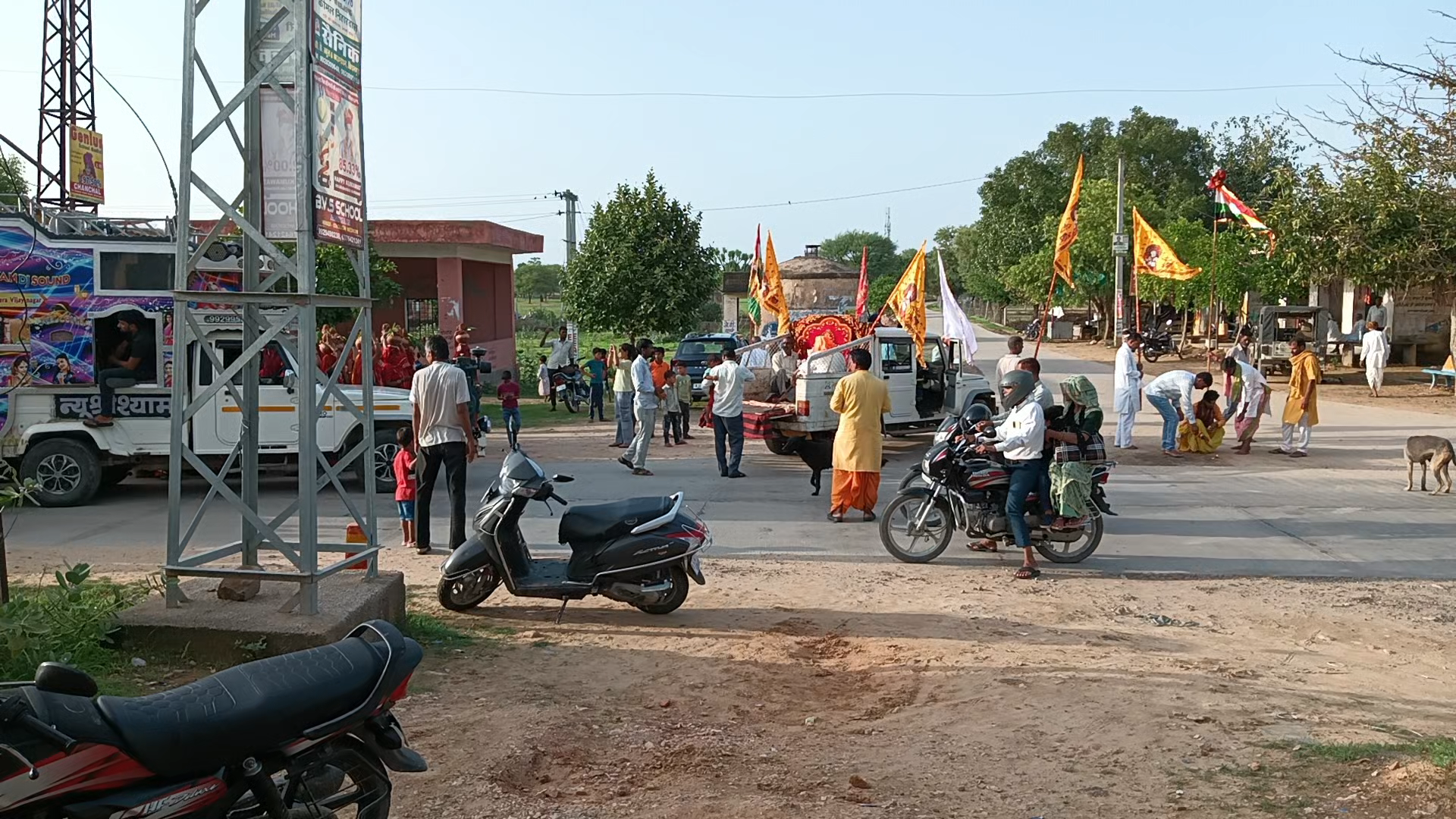 gav Asti Kalan me thakur ji Maharaj ki Pran pratishtha ke uplaksh mein nikali gai Kalash Yatra