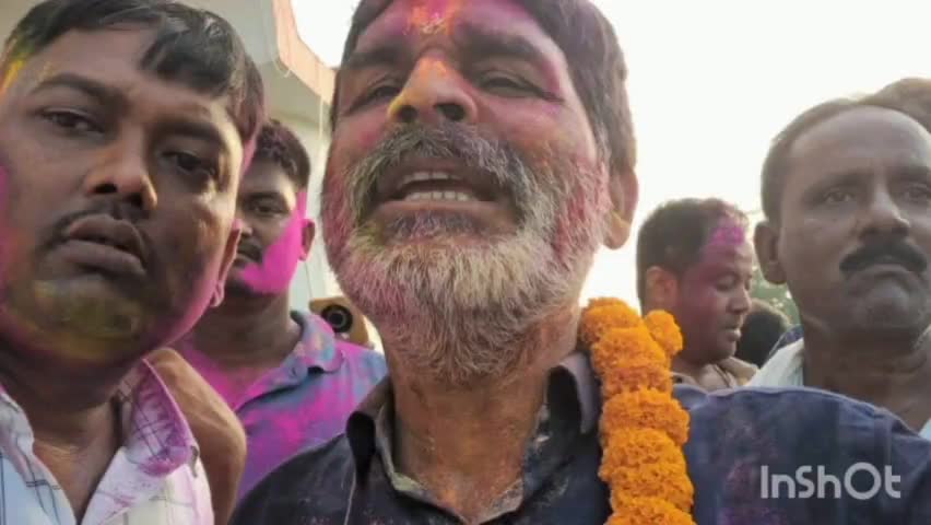 बरहरा: रुपौंली विधानसभा मे निर्दलीय प्रत्याशी शंकर सिंह विजयी हुए। कार्यकर्त्ता ने मिठाई खिलाकर एक दूसरे को दिया बधाई