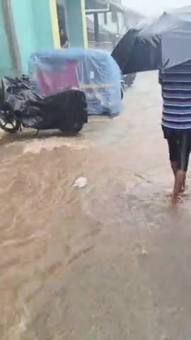 मुरुड: जंजिरा किल्ल्या जवळ राजपुरी गाव झाले जलमय 
रस्त्यांना मिळाले नदीचे स्वरूप 
हजारो ग्रामस्थ्यांचे जनजीवन झाले विस्कळीत