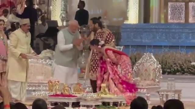 अनंत-राधिका की शादी में #प्रधानमंत्री नरेंद्र मोदी की उपस्थिति और #आशीष ने अंबानी परिवार में बिखेरी अनंत #खुशियां ।