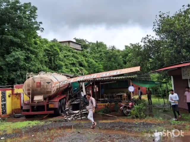 पोलादपूर: पोलादपूर तालुक्यातील चोळई हद्दीमध्ये टँकर ला अपघात, 
नियंत्रण सुटल्याने टँकर थेट धडकला धाब्यावर