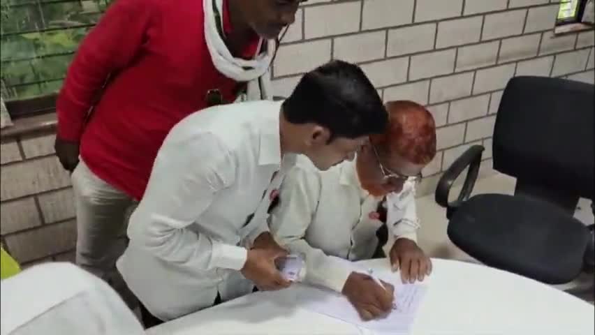मानवत: स्वाभिमानी शेतकरी संघटना आठ ऑगस्टला जिल्हाधिकारी कार्यालयावर काढणार एल्गार मोर्चा, मानवत बाजार समिती येथील बैठकीत निर्णय