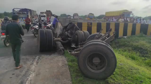 सोनकच्छ: देवास मक्सी रोड पर दर्दनाक हादसा, ट्रक अनियंत्रित होकर पुलिये से नीचे गिरा, दो की मौत