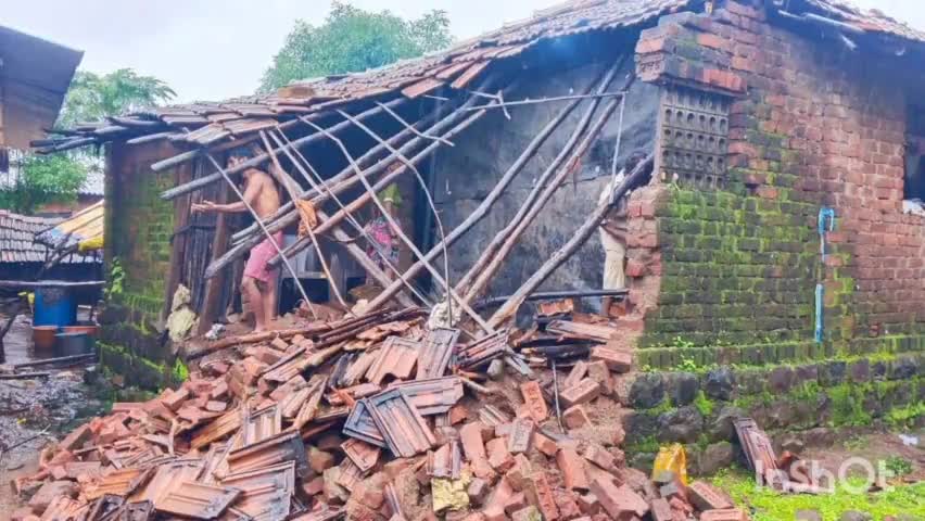 सुधागड: भोप्याचीवाडी आदिवासीवाडी मधील घर कोसळले अडीच वर्षाचा चिमुरडा थोडक्यात बचावला 
हात भाजला