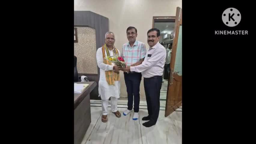 କୋମନା: କଟକ ବାସଭବନ ରେ ଆଡଦ୍ଭୋକେଟ ଜେନେରାଲ ପିତାମ୍ବର ଆଚାର୍ଯ୍ୟ ଙ୍କୁ ସାକ୍ଷାତ କରି ଶୁଭେଚ୍ଛା ଜଣାଇଲେ କମଲେଶ ଦୀକ୍ଷିତ
