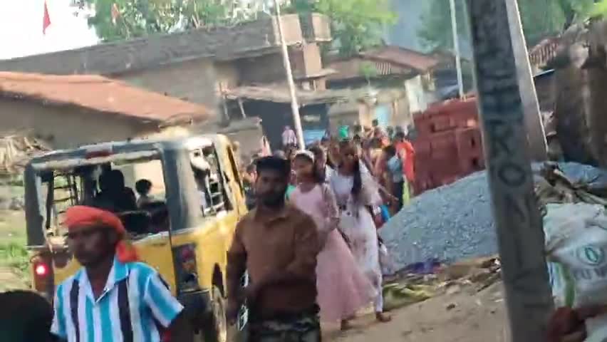 गुरारु प्रखंड के ग्राम असनी से पहले सावन की पहली सोमवारी की हर साल की तरफ कवरिया लोग जल उठाने जा रही है