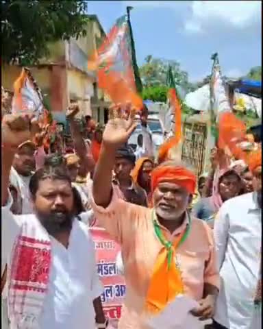 जीप सदस्य कान्हाई सिंह और मुखिया संघ जिला अध्यक्ष सुभाष  सिंह  के नेतृत्व में सोमवार को सरयु प्रखंड को घेराव किया गया