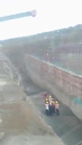 मुगल पर नहर पर काम करते समय बारिश होने के कारण मुगल के रहने वाले गोले का पैर फिसल गया है और करीब 32 फीट कीऊंचाई गिर