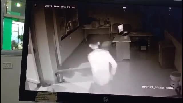 सोनकच्छ: सोनकच्छ नगर के पुराना बाईपास स्थित पेट्रोल पंप से मोबाइल व नगदी हुई चोरी, घटना सीसीटीवी कैमरे में हुई कैद