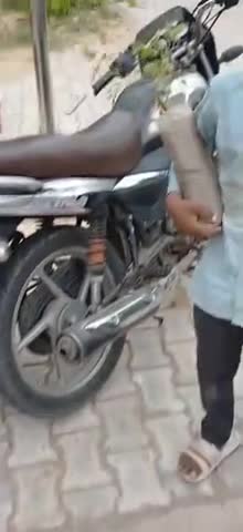 chiriya ghandhi kabristan men podha lagate hue