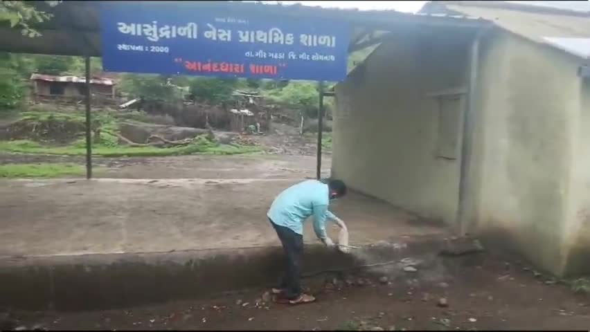 ગીર ગઢડા: ગીરગઢડા ના 58 ગામો તેમજ 25 નેશમા આરોગ્યવિભાગ દ્રારા મેલાથીઓન નો છંટકાવ તેમજ કરવામા કલોરોશીન નાખવામા આવી#