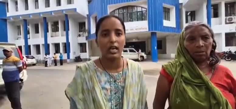 कोडरमा/बेटे के प्रताड़ना से तंग आकर बुजुर्ग दंपत्ति गुहार लगाने के लिए पहुंचा पुलिस अधीक्षक कार्यालय