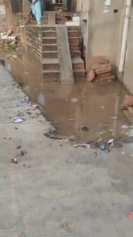 sarmathura islampura me rood me naali na Dene ki bajah se garo me gusha paani