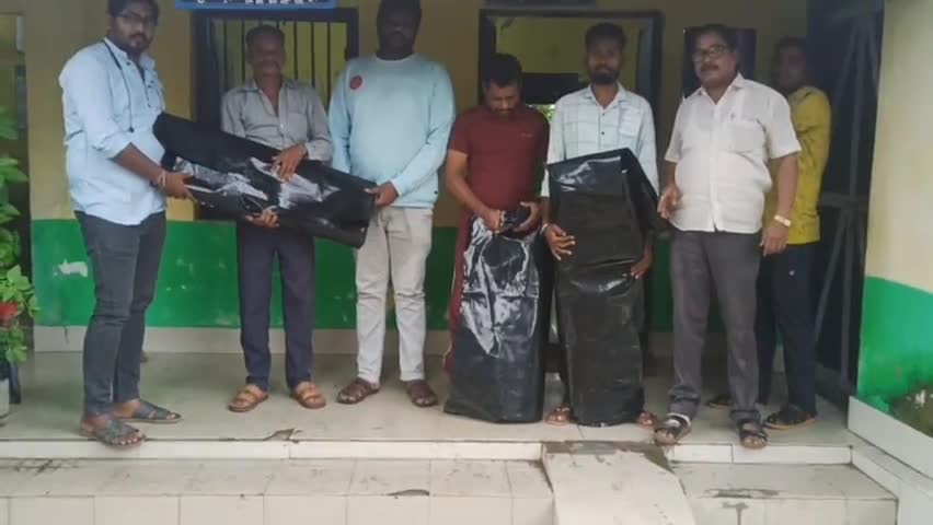 ଚିତ୍ରକୋଣ୍ଡା: ଲଗାଣ ବର୍ଷାରେ ଘର ଭାଙ୍ଗିଥିବା ଲୋକଙ୍କୁ କୁଡୁମୁଲୁଗୁମ୍ମା ରାଜସ୍ବ ନିରୀକ୍ଷକଙ୍କ କାର୍ଯ୍ୟାଳୟରେ ପଲିଥିନ ବଣ୍ଟନ