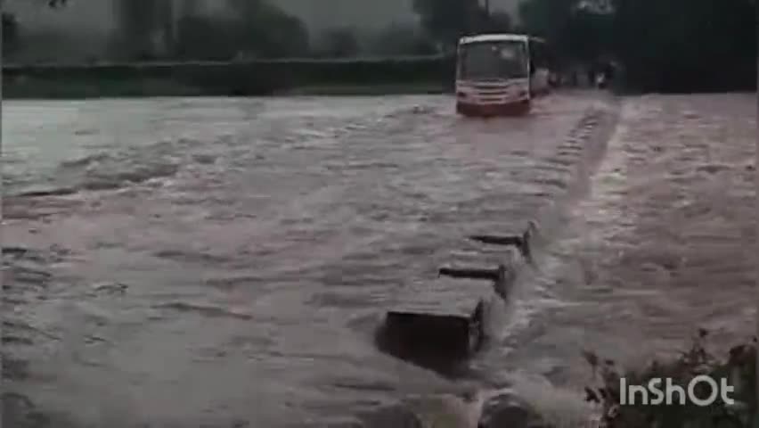 सुधागड: भेरव अंबा नदी पुलावरून पाणी वाहत असताना प्रवाशांचा जीव धोक्यात घालून बस नेली पुढे, व्हिडीओ झाला व्हायरल