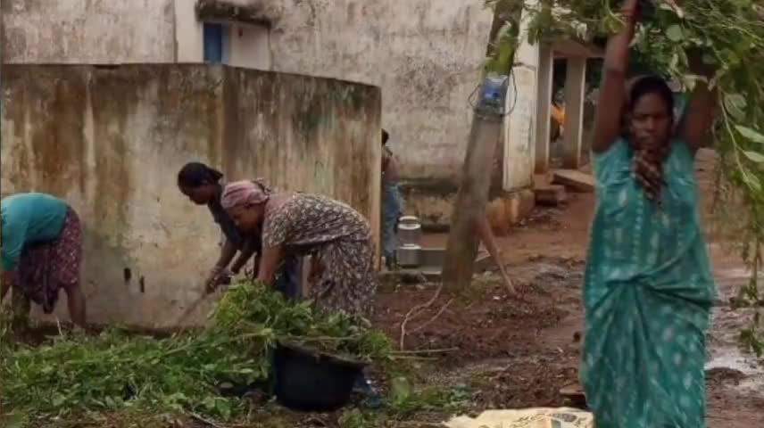 ଗୁଣୁପୁର: ରାମନାଗୁଡ଼ା ବ୍ଲକର ଗୁଲୁମୁଣ୍ଡା ଗ୍ରାମପଞ୍ଚାୟତର ବିଭିନ୍ନ ଗ୍ରାମରେ ବିଡ଼ିଓଙ୍କ ଉପସ୍ଥିତି ରେ ଡ୍ରେନ ସଫା ହେଲା