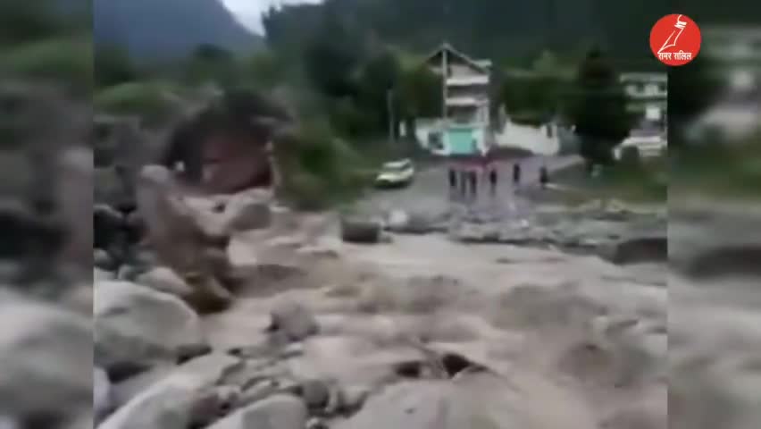 हिमाचल प्रदेश- मनाली में आधी रात बादल फटने से व्यास नई में आई बाढ़ की वजह से मनाली लेह हाईवे बाधित #himanchalpradesh