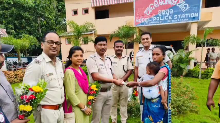 ଗୁଣୁପୁର: ଗୁଣୁପୁର ପୋଲିସ ଦ୍ୱାରା ଚୋରି ଟଙ୍କା ଉଦ୍ଧାର, ଅଭିଯୋଗକାରିଣୀଙ୍କୁ ଟଙ୍କା ହସ୍ତାନ୍ତର