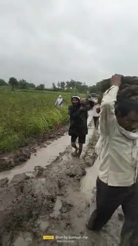 राजधानी क्षेत्र भोपाल के हुजूर विधानसभा के ग्राम कजलास का यह वीडियो हे  जहा शमशान का रास्ता कितना खतरनाक है 
यह हे विकास