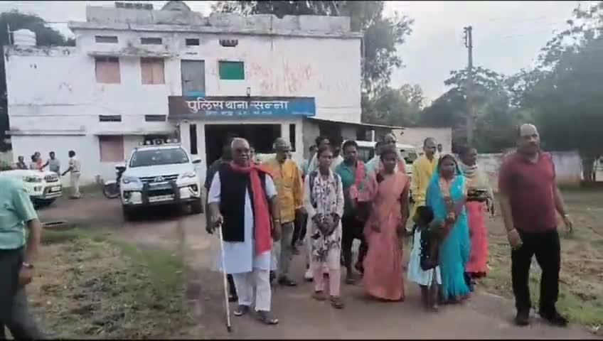 पुर्व मंत्री गणेश राम भगत पहुंचे सन्ना थाना और फर्जी तरीके से आंगन बाड़ी नियुक्ति करने का अधिकारियाें पर लगाया आराेप।