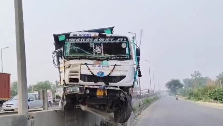 धारूहेड़ा: रेवाड़ी के दिल्ली जयपुर हाईवे धारूहेड़ा में फ्लाईओवर पर लगी रेलिंग पर अनियंत्रित होकर चढ़ा ट्राला